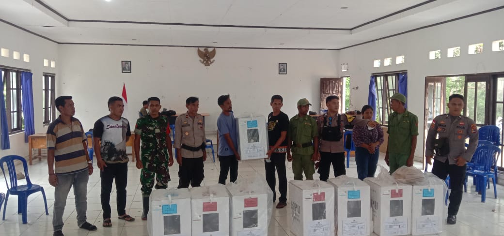 Babinsa Kodim 1601/Sumba Timur Dan Babinkamtibmas Kawal Pengembalian Kotak Suara Ke PPK