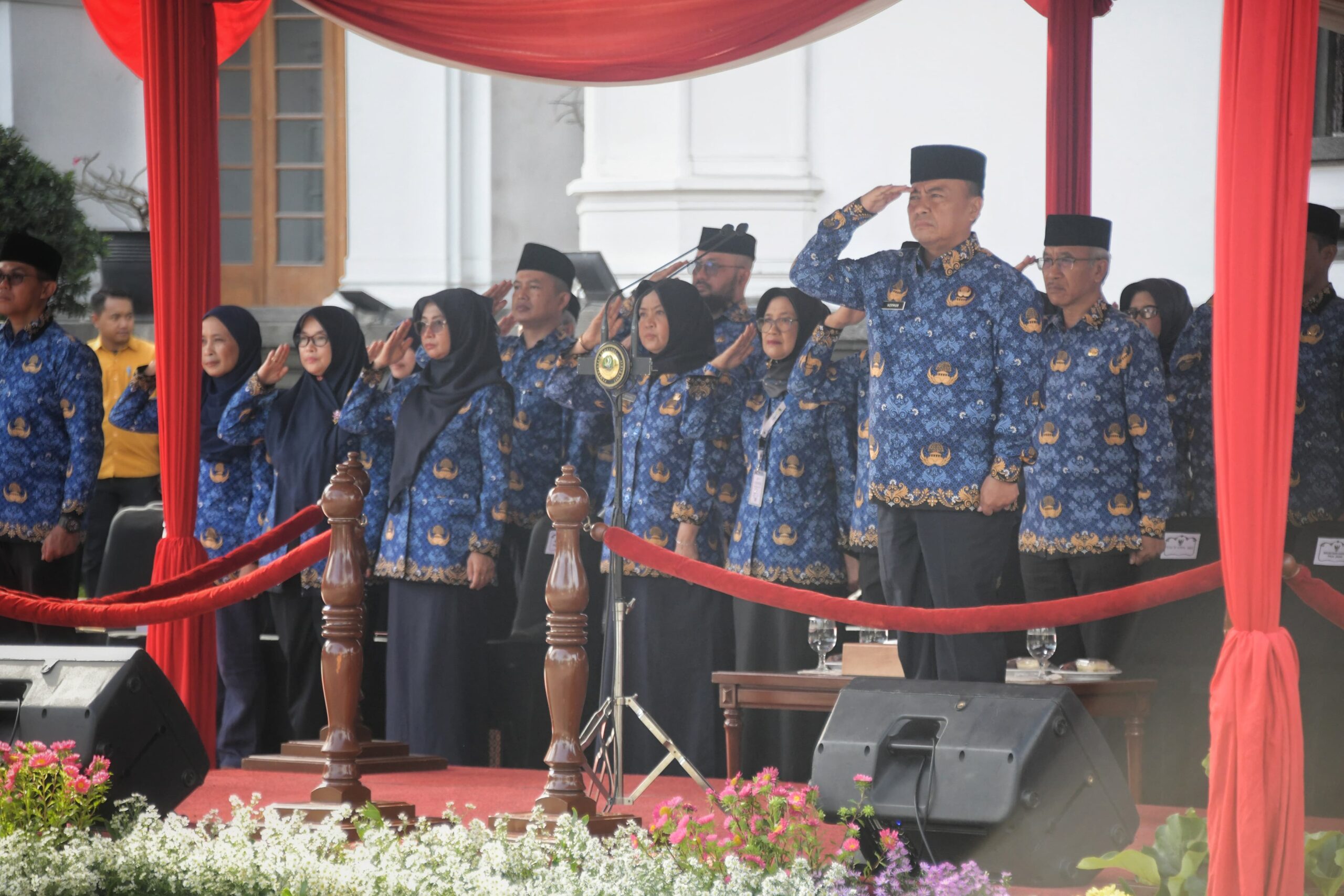 Caption:
Sekretaris Daerah Provinsi Jawa Barat Herman Suryatman memimpin upacara HUT Ke-53 Korps Pegawai Republik Indonesia (Korpri) Tahun 2024 di halaman depan Gedung Sate, Kota Bandung, Jumat (29/11/2024).(Foto: Biro Adpim Jabar)