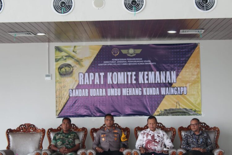 Kasdim 1601/Sumba Timur Hadiri Rapat Komite Keamanan Bandar Udara UMK Waingapu Kasdim 1601/Sumba Timur Hadiri Rapat Komite Keamanan Bandar Udara UMK Waingapu