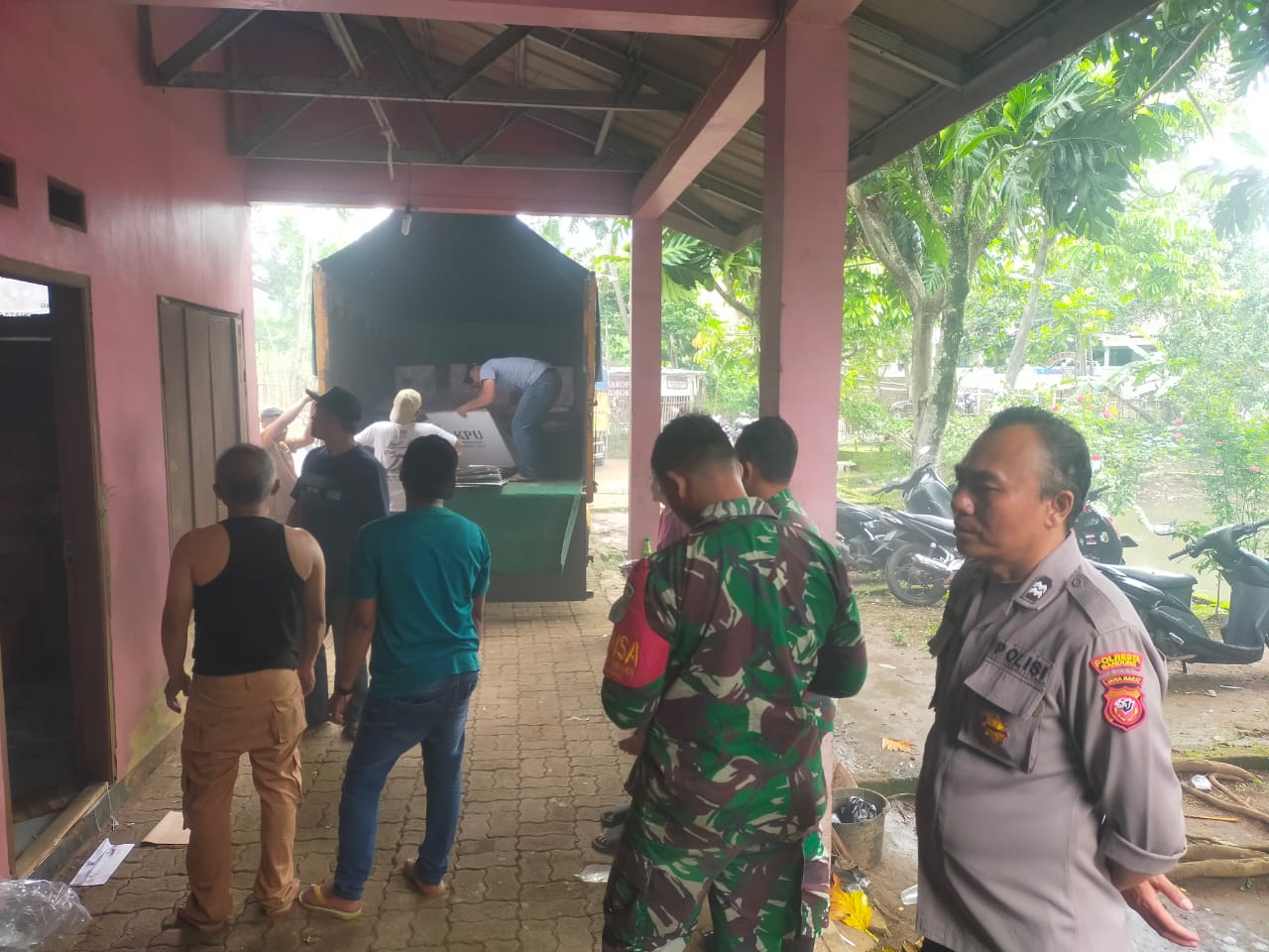 Polsek Pameungpeuk Kawal Ketat Pergeseran Kotak Suara Menuju Gudang KPU