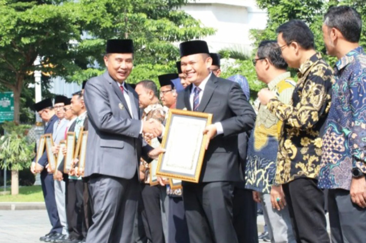 Pemerintah Kota Tasikmalaya Terima Penghargaan Implementasi Germas Tingkat Jabar Pemerintah Kota Tasikmalaya Terima Penghargaan Implementasi Germas Tingkat Jabar