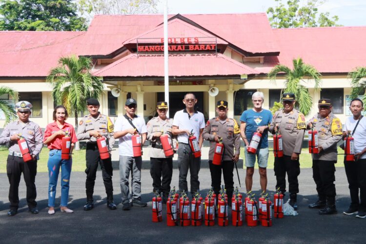Dukung Pencegahan Karhutla, Polisi Terima Bantuan Apar dari Gahawisri Labuan Bajo