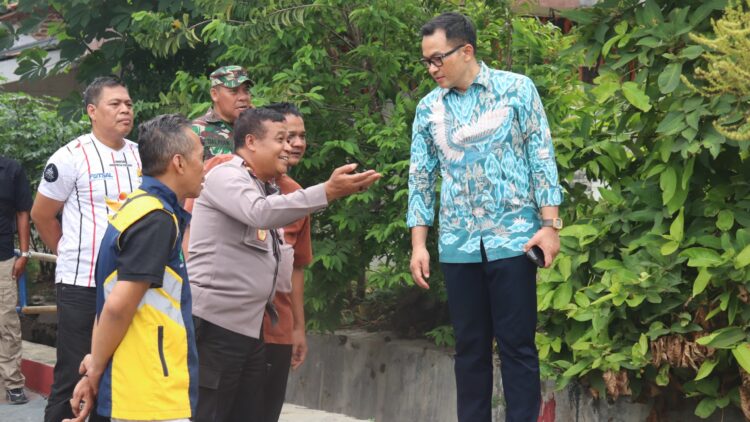 Respon Cepat Pj Bupati Cirebon Tinjau Penyebab Genangan Air di Desa Weru Kidul