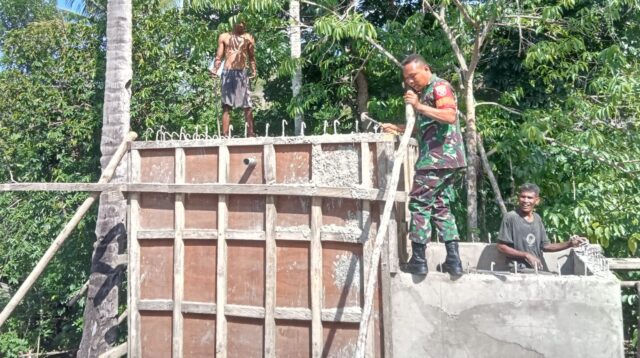 Babinsa Koramil 04/Tabundung Bantu Warga Buat Bak Air Penampung