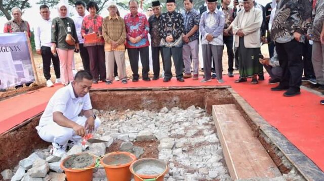 Bupati Aep Melakukan Peletakan Batu Tandai Pembangunan 2 Rumah Ibadah