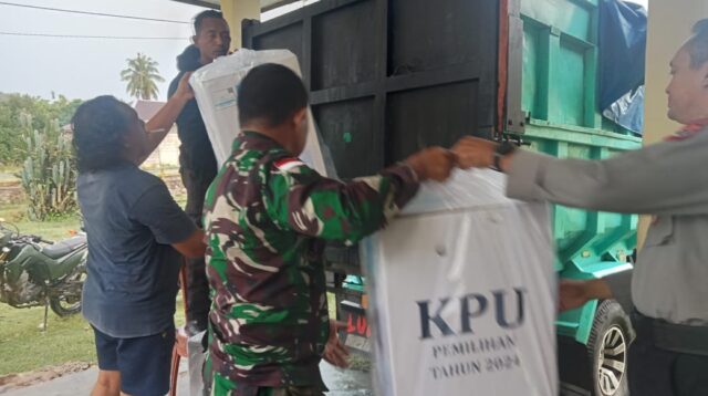 Babinsa Kodim 1601/Sumba Timur Monitoring Pengembalian Logistik Pilkada 2024 Dengan Lancar Dan Aman