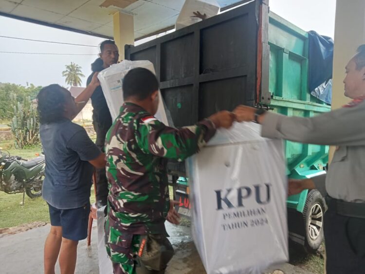 Babinsa Kodim 1601/Sumba Timur Monitoring Pengembalian Logistik Pilkada 2024 Dengan Lancar Dan Aman