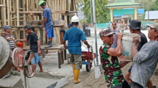 Babinsa Serka Fajarudin Melaksanakan Gotong Royong Bersama Masyarakat Membangun Masjid