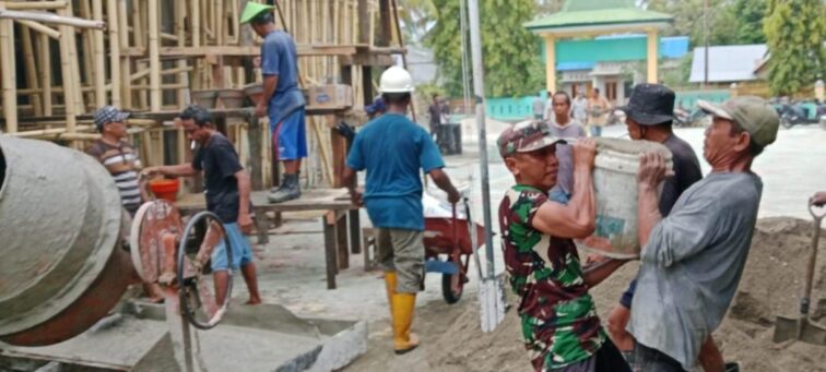 Babinsa Serka Fajarudin Melaksanakan Gotong Royong Bersama Masyarakat Membangun Masjid