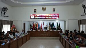 Ketua Bawaslu Kabupaten Muara Enim Hadiri Rapat Pleno Rekapitulasi Penghitungan Suara Pemilu 2024