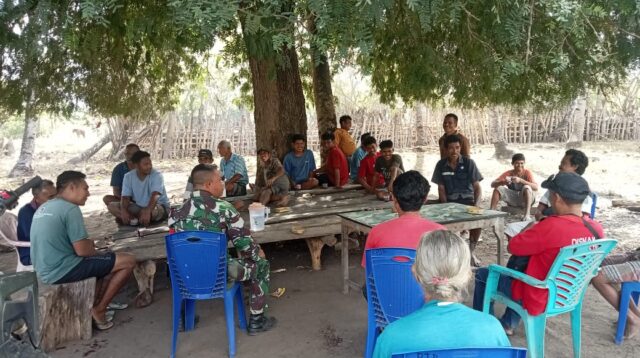 Jalin Hubungan Kerja yang Baik, Babinsa Karera Melaksanakan Komsos Dengan Masyarakat Desa Binaan