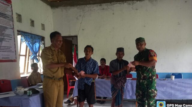 Babinsa Lewa Dampingi Penyaluran BLT Dan Pembagian Bibit Padi Kepada Poktan Di Desa Binaan