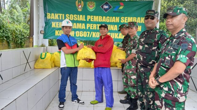 Kodim 0607/ Kota Sukabumi Bagikan Sembako Kepada Petani Penggarap Lahan