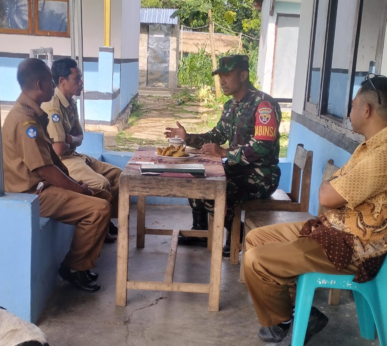 Babinsa Lewa Sosialisasi Lagu Indonesia Raya di Sekolah SMP Ketrampilan Lewa