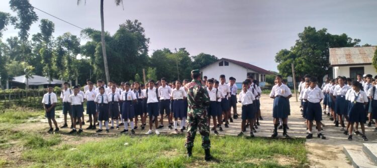 Babinsa Lewa Sosialisasi Lagu Indonesia Raya di Sekolah SMP Ketrampilan Lewa