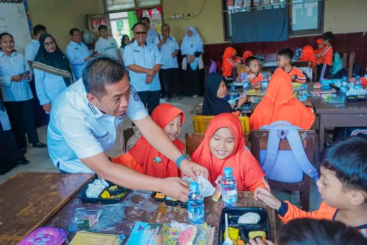 Simulasi Makan Siang Bergizi Gratis Kembali Diuji, Bupati Aep Tinjau Langsung ke SDN Dawuan Tengah 1