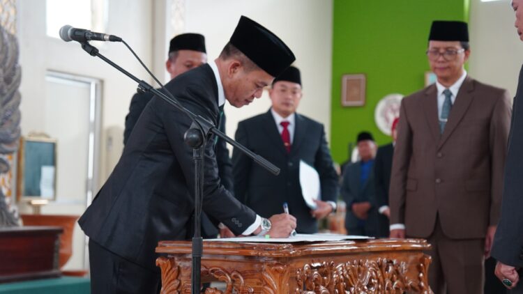 Bupati Dadang Supriatna Lantik Kadinsos Baru dan Ketua Dewan Pengawas PDAM Bupati Dadang Supriatna Lantik Kadinsos Baru dan Ketua Dewan Pengawas PDAM