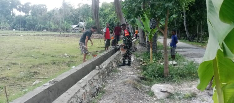 Babinsa Serka Antonius Bantu Masyarakat Membuat Saluran Air Di Desa Binaannya