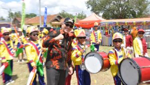 Diikuti 32 Tim, Pj. Bupati Tanggamus Mulyadi Irsan Buka Festival Drumband Satuan Pendidikan 2024 di Kecamatan Pugung