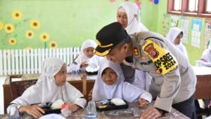 Polres Bireuen Gelar Program Makan Bergizi Gratis Di SDN 17 Peusangan