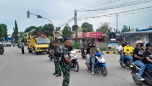 Personel Kodim dan Polres Sumba Timur Kawal Pawai Paslon Terpilih Usai Pleno KPU