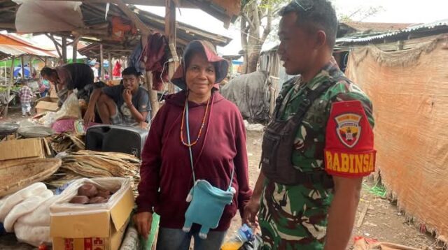 Babinsa Koramil 02/Rindi Umalulu Pastikan Stabilitas Harga Sembako di Pasar Hanggoro