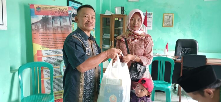 Pemdes Banjarangsana Memberikan Makanan Tambahan Kepada Balita Stunting Pemdes Banjarangsana Memberikan Makanan Tambahan Kepada Balita Stunting