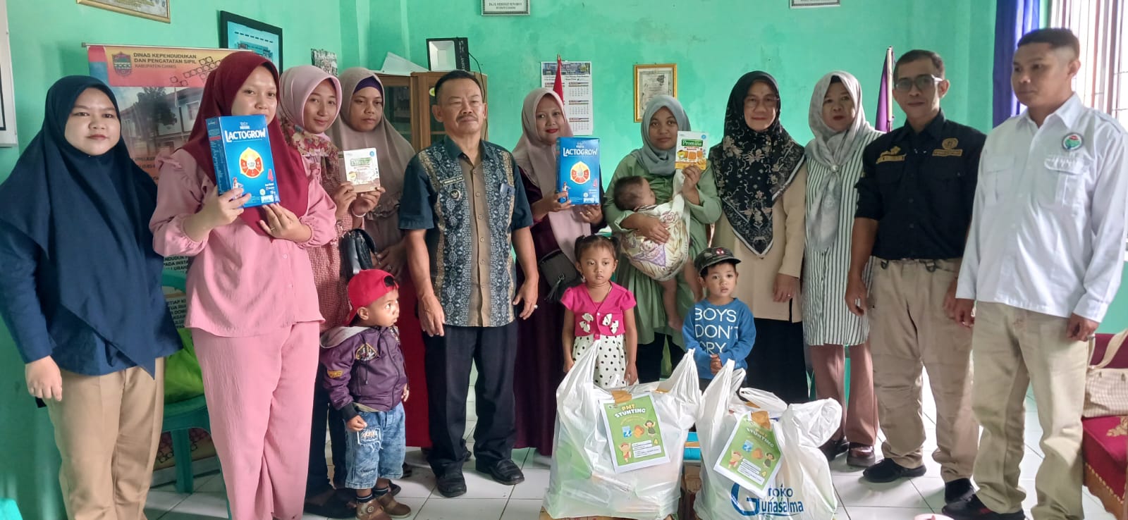 Pemdes Banjarangsana Memberikan Makanan Tambahan Kepada Balita Stunting