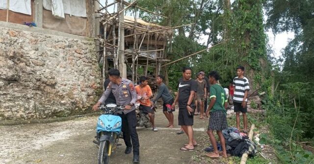 Belasan Rumah di Kampung Bodo Ede Sumba Barat Ludes Terbakar, Polisi dan Warga Bahu-Membahu Padamkan Api
