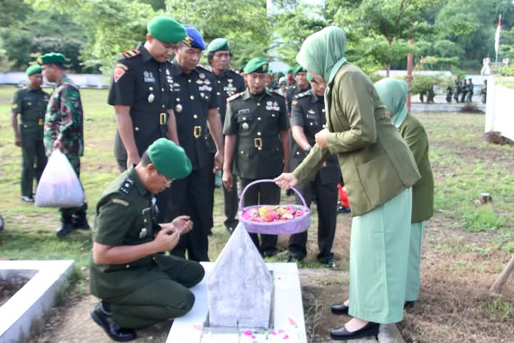 Menyambut Hari Juang TNI AD Ke-79, Kasdim 1608/Bima Pimpin Upacara Ziarah TMP Palibelo