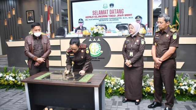 “Kejari Karawang Dikunjungi Kajati Jabar dan Tinjau lokasi Banjir di Desa Karangligar Kab Karawang”
