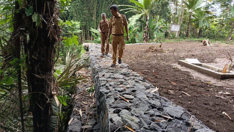 Pengawasan Pengelolaan Keuangan Desa dan Pembangunan Bronjong Irigasi Desa Cijulang, Ini Penjelasan Camat Cihaurbeti