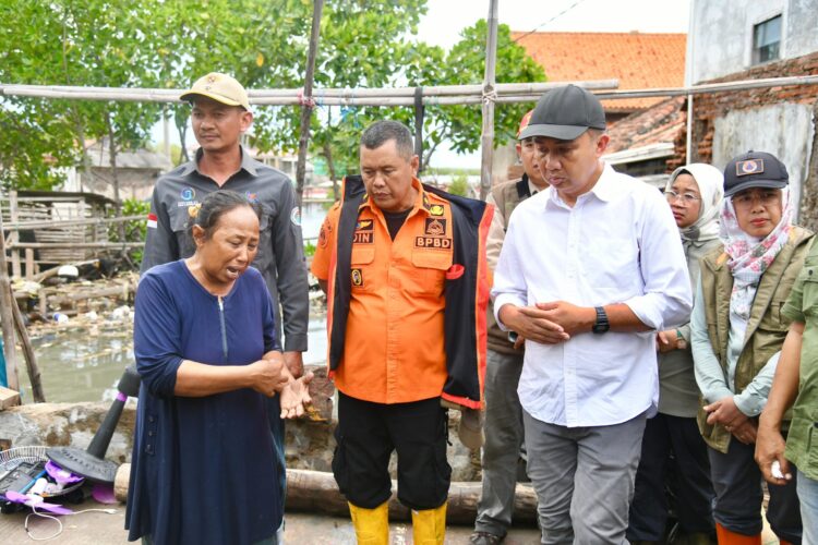 Bey Machmudin Tinjau Bencana Banjir Rob di Subang