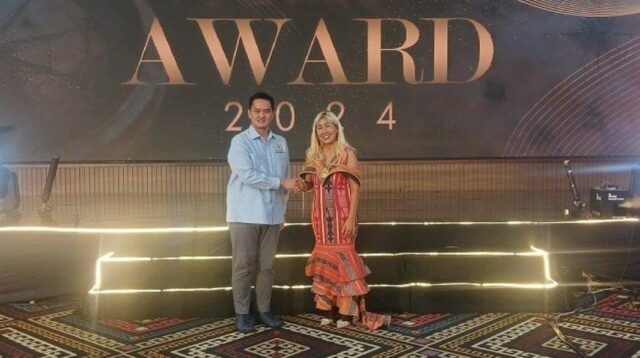 Bobby Lianto Dianugerahi Tokoh Muda Inspiratif Pos Kupang Awards 2024