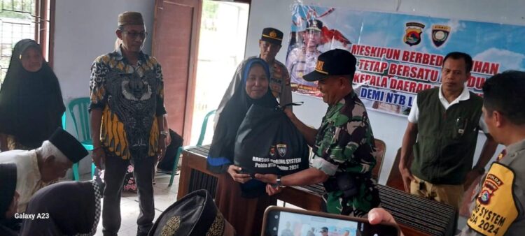 Cooling System, Dit Binmas Polda NTB Salurkan Bantuan Sembako Bagi Warga Terdampak Banjir di Desa Rada