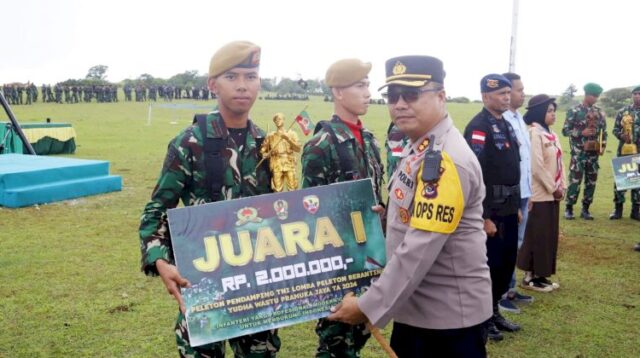 Hadir Upacara di Padang Fulan Fehan, Kapolres Belu Serahkan Hadiah kepada Pemenang Lomba Hari Juang Infanteri Ke-76