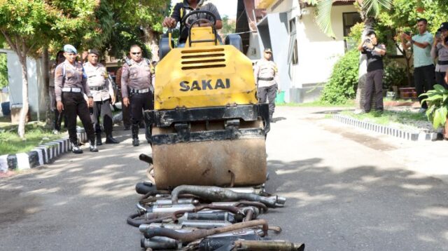 Polres Sumba Timur Musnahkan Puluhan Knalpot Brong Hasil Operasi Cipkon Jelang Natal Dan Tahun Baru