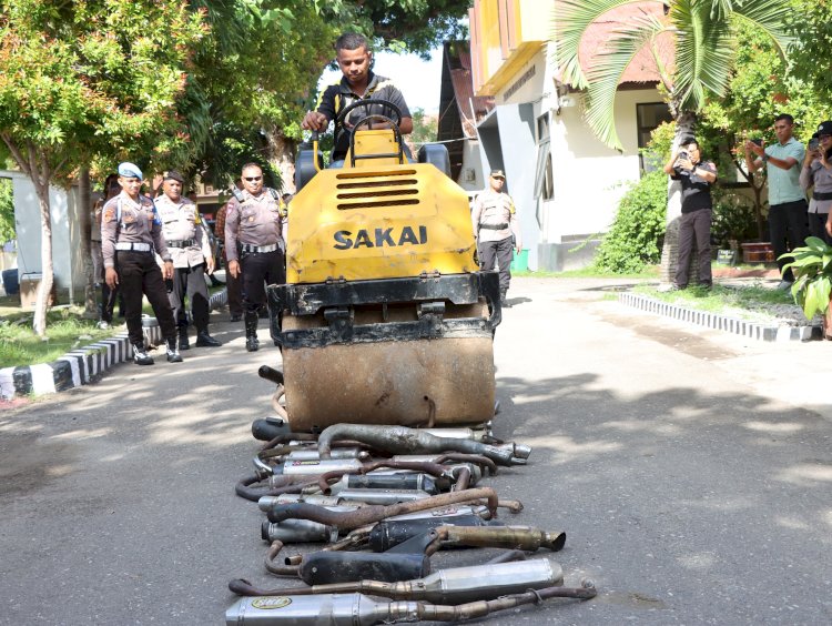Polres Sumba Timur Musnahkan Puluhan Knalpot Brong Hasil Operasi Cipkon Jelang Natal Dan Tahun Baru Polres Sumba Timur Musnahkan Puluhan Knalpot Brong Hasil Operasi Cipkon Jelang Natal Dan Tahun Baru