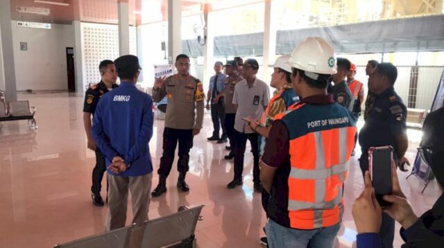 Kapolres Sumba Timur Lakukan Peninjauan Pos Pelayanan Terpadu di Pelabuhan Nusantara Waingapu