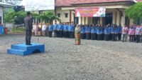 Pemerintahan Kecamatan Banjarsari Peringati Hari Ibu Ke - 96,Petugas Upacara Diisi Perempuan. Kab:Ciamis,Pemerintahan Kecamatan Banjarsari,Kabupaten Ciamia,Jawa Barat peringati hari ibu ke - 96,Hari Bela Negara Ke - 76 dan Hari Kesetiakawanan Sosial Nasional ,"Minggu (22/12/2024). Upacara yang di laksanakan di halaman kantor Kecamatan Banjarsari tersebut terasa spesial di karenakan semua petugas upacara di isi oleh para perempuan hebat baik mereka yang berasal dari unsur pemerintahan,pendidikan dan lembaga lainnya. Camat Banjarsari, Dedi Iwa Saputra mengatakan,peringatan upacara hari ibu menjadi salah satu penghargaan bari para ibu atas kontribusi mereka dalam keluarga, masyarakat hingga bangsa. "Hari ibu memiliki makna yang luas,salah satu nya sebagai simbol penghormatan atas perjuangan perempuan yang terus relevan hingga kini,"jelasnya. Menurut Dedi Iwa mengatakan, peringatan hari ibu, bukan hanya menjadi kesempatan untuk menghargai peran ibu, tetapi juga sebagai momentum pengingat akan salah satu peristiwa penting dalam sejarah indonesia yang menjadi tonggak perjuangan perempuan di tanah air. "Peringatan hari ibu juga memiliki beberapa makna penting, di antaranya pengakuan terhadap peran perempuan dalam memajukan lingkungan sekitar sebagai bagian dari kemajuan bangsa " terangnya. Dedi Iwa juga mengatakan,dalam kesempatan tersebut pihaknya juga memaknai peringatan hari bela negara sebagai momentun meneguhkan kembali komitmen bersama dalam menjaga dan memperkuat persatuan bangsa indonesia. "Salah satu nya juga ikut mengenang perjuangan yang telah di lakukan oleh para pahlawan dalam mempertahan kan kedaulatan bangsa dan Negara " tambahnya. Dedi Iwa pun menambahkan,selain memperingati kedua hari besar tersebut, pihaknya juga menyampaikan,dalam peringatan hari kesetiakawanan sosial ia pun berharap masyarakat mampu meningkatkan solidaritas sosial antar sesama. "Perayaan ini juga sebagai wujud rasa syukur atas keberhasilan masyarakat indonesia yang mengesampingkan perbedaan dan merajut harmoni demi kemajuan bersama,"pungkasnya. Ai Sofiati salah satu perempuan hebat asal Desa Cibadak selaku komandan upacara mengatakan,Hari ibu merupakan hari bersejarah bagi kami kaum perempuan,kerena hari ibu adalah sebuah hari yang sangat di tungu - tungu seorang ibu. "Dimna hari ibu dijadikan momen hari yang istimewa,kita harus menjadi bagian dari perjuangan bagi bangsa untuk memajukan indonesia khususnya di Kecamatan Banjarsari,"jelasanya. Ai juga mengungkapakan rasa bangganya, atas dirinya diikut sertakakan di dalam partisipasi menjadi petugas dalam upacara peringatn hari ibu sebagai komandan upacara. "ini merupakan pengalaman yang pertama setelah menjadi seorang ibu,saya meras bangga sekali telah ikut menjadi bagian dihari yang sanagat sepesial bagi kami. "Dan saya berharap semua ibu - ibu kedepan akan selalau siap dalam melaksankan hal apapun untuk kemajuan kaum ibu di Kecamatan Banjarsari."pungkasnya. Pemerintahan Kecamatan Banjarsari Peringati Hari Ibu Ke - 96,Petugas Upacara Diisi Perempuan. Kab:Ciamis,Pemerintahan Kecamatan Banjarsari,Kabupaten Ciamia,Jawa Barat peringati hari ibu ke - 96,Hari Bela Negara Ke - 76 dan Hari Kesetiakawanan Sosial Nasional ,"Minggu (22/12/2024). Upacara yang di laksanakan di halaman kantor Kecamatan Banjarsari tersebut terasa spesial di karenakan semua petugas upacara di isi oleh para perempuan hebat baik mereka yang berasal dari unsur pemerintahan,pendidikan dan lembaga lainnya. Camat Banjarsari, Dedi Iwa Saputra mengatakan,peringatan upacara hari ibu menjadi salah satu penghargaan bari para ibu atas kontribusi mereka dalam keluarga, masyarakat hingga bangsa. "Hari ibu memiliki makna yang luas,salah satu nya sebagai simbol penghormatan atas perjuangan perempuan yang terus relevan hingga kini,"jelasnya. Menurut Dedi Iwa mengatakan, peringatan hari ibu, bukan hanya menjadi kesempatan untuk menghargai peran ibu, tetapi juga sebagai momentum pengingat akan salah satu peristiwa penting dalam sejarah indonesia yang menjadi tonggak perjuangan perempuan di tanah air. "Peringatan hari ibu juga memiliki beberapa makna penting, di antaranya pengakuan terhadap peran perempuan dalam memajukan lingkungan sekitar sebagai bagian dari kemajuan bangsa " terangnya. Dedi Iwa juga mengatakan,dalam kesempatan tersebut pihaknya juga memaknai peringatan hari bela negara sebagai momentun meneguhkan kembali komitmen bersama dalam menjaga dan memperkuat persatuan bangsa indonesia. "Salah satu nya juga ikut mengenang perjuangan yang telah di lakukan oleh para pahlawan dalam mempertahan kan kedaulatan bangsa dan Negara " tambahnya. Dedi Iwa pun menambahkan,selain memperingati kedua hari besar tersebut, pihaknya juga menyampaikan,dalam peringatan hari kesetiakawanan sosial ia pun berharap masyarakat mampu meningkatkan solidaritas sosial antar sesama. "Perayaan ini juga sebagai wujud rasa syukur atas keberhasilan masyarakat indonesia yang mengesampingkan perbedaan dan merajut harmoni demi kemajuan bersama,"pungkasnya. Ai Sofiati salah satu perempuan hebat asal Desa Cibadak selaku komandan upacara mengatakan,Hari ibu merupakan hari bersejarah bagi kami kaum perempuan,kerena hari ibu adalah sebuah hari yang sangat di tungu - tungu seorang ibu. "Dimna hari ibu dijadikan momen hari yang istimewa,kita harus menjadi bagian dari perjuangan bagi bangsa untuk memajukan indonesia khususnya di Kecamatan Banjarsari,"jelasanya. Ai juga mengungkapakan rasa bangganya, atas dirinya diikut sertakakan di dalam partisipasi menjadi petugas dalam upacara peringatn hari ibu sebagai komandan upacara. "ini merupakan pengalaman yang pertama setelah menjadi seorang ibu,saya meras bangga sekali telah ikut menjadi bagian dihari yang sanagat sepesial bagi kami. "Dan saya berharap semua ibu - ibu kedepan akan selalau siap dalam melaksankan hal apapun untuk kemajuan kaum ibu di Kecamatan Banjarsari."pungkasnya.
