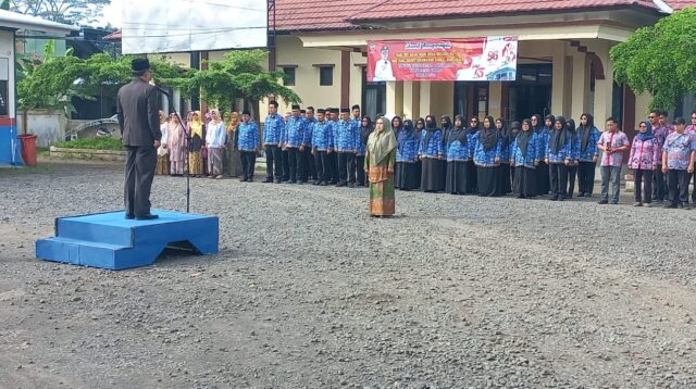 Pemerintahan Kecamatan Banjarsari Peringati Hari Ibu Ke - 96,Petugas Upacara Diisi Perempuan. Kab:Ciamis,Pemerintahan Kecamatan Banjarsari,Kabupaten Ciamia,Jawa Barat peringati hari ibu ke - 96,Hari Bela Negara Ke - 76 dan Hari Kesetiakawanan Sosial Nasional ,"Minggu (22/12/2024). Upacara yang di laksanakan di halaman kantor Kecamatan Banjarsari tersebut terasa spesial di karenakan semua petugas upacara di isi oleh para perempuan hebat baik mereka yang berasal dari unsur pemerintahan,pendidikan dan lembaga lainnya. Camat Banjarsari, Dedi Iwa Saputra mengatakan,peringatan upacara hari ibu menjadi salah satu penghargaan bari para ibu atas kontribusi mereka dalam keluarga, masyarakat hingga bangsa. "Hari ibu memiliki makna yang luas,salah satu nya sebagai simbol penghormatan atas perjuangan perempuan yang terus relevan hingga kini,"jelasnya. Menurut Dedi Iwa mengatakan, peringatan hari ibu, bukan hanya menjadi kesempatan untuk menghargai peran ibu, tetapi juga sebagai momentum pengingat akan salah satu peristiwa penting dalam sejarah indonesia yang menjadi tonggak perjuangan perempuan di tanah air. "Peringatan hari ibu juga memiliki beberapa makna penting, di antaranya pengakuan terhadap peran perempuan dalam memajukan lingkungan sekitar sebagai bagian dari kemajuan bangsa " terangnya. Dedi Iwa juga mengatakan,dalam kesempatan tersebut pihaknya juga memaknai peringatan hari bela negara sebagai momentun meneguhkan kembali komitmen bersama dalam menjaga dan memperkuat persatuan bangsa indonesia. "Salah satu nya juga ikut mengenang perjuangan yang telah di lakukan oleh para pahlawan dalam mempertahan kan kedaulatan bangsa dan Negara " tambahnya. Dedi Iwa pun menambahkan,selain memperingati kedua hari besar tersebut, pihaknya juga menyampaikan,dalam peringatan hari kesetiakawanan sosial ia pun berharap masyarakat mampu meningkatkan solidaritas sosial antar sesama. "Perayaan ini juga sebagai wujud rasa syukur atas keberhasilan masyarakat indonesia yang mengesampingkan perbedaan dan merajut harmoni demi kemajuan bersama,"pungkasnya. Ai Sofiati salah satu perempuan hebat asal Desa Cibadak selaku komandan upacara mengatakan,Hari ibu merupakan hari bersejarah bagi kami kaum perempuan,kerena hari ibu adalah sebuah hari yang sangat di tungu - tungu seorang ibu. "Dimna hari ibu dijadikan momen hari yang istimewa,kita harus menjadi bagian dari perjuangan bagi bangsa untuk memajukan  indonesia khususnya di Kecamatan Banjarsari,"jelasanya. Ai juga mengungkapakan rasa bangganya, atas dirinya diikut sertakakan di dalam partisipasi menjadi petugas dalam upacara peringatn hari ibu sebagai komandan upacara. "ini merupakan pengalaman yang pertama setelah menjadi seorang ibu,saya meras bangga sekali telah ikut menjadi bagian dihari yang sanagat sepesial bagi kami. "Dan saya berharap semua ibu - ibu kedepan akan selalau siap dalam melaksankan hal apapun untuk kemajuan kaum ibu di Kecamatan Banjarsari."pungkasnya.