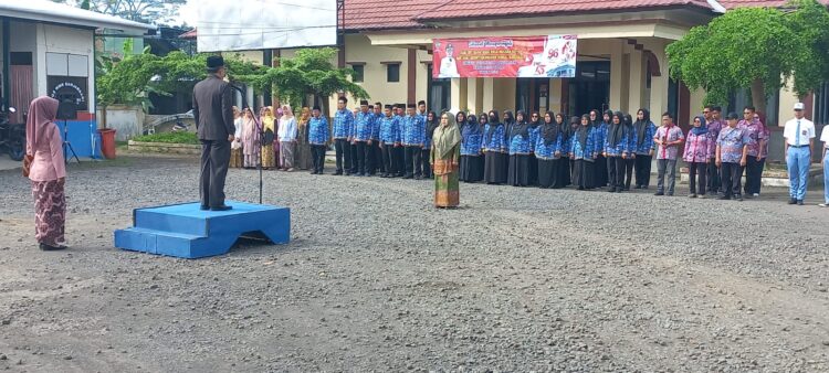 Pemerintahan Kecamatan Banjarsari Peringati Hari Ibu Ke - 96,Petugas Upacara Diisi Perempuan. Kab:Ciamis,Pemerintahan Kecamatan Banjarsari,Kabupaten Ciamia,Jawa Barat peringati hari ibu ke - 96,Hari Bela Negara Ke - 76 dan Hari Kesetiakawanan Sosial Nasional ,"Minggu (22/12/2024). Upacara yang di laksanakan di halaman kantor Kecamatan Banjarsari tersebut terasa spesial di karenakan semua petugas upacara di isi oleh para perempuan hebat baik mereka yang berasal dari unsur pemerintahan,pendidikan dan lembaga lainnya. Camat Banjarsari, Dedi Iwa Saputra mengatakan,peringatan upacara hari ibu menjadi salah satu penghargaan bari para ibu atas kontribusi mereka dalam keluarga, masyarakat hingga bangsa. "Hari ibu memiliki makna yang luas,salah satu nya sebagai simbol penghormatan atas perjuangan perempuan yang terus relevan hingga kini,"jelasnya. Menurut Dedi Iwa mengatakan, peringatan hari ibu, bukan hanya menjadi kesempatan untuk menghargai peran ibu, tetapi juga sebagai momentum pengingat akan salah satu peristiwa penting dalam sejarah indonesia yang menjadi tonggak perjuangan perempuan di tanah air. "Peringatan hari ibu juga memiliki beberapa makna penting, di antaranya pengakuan terhadap peran perempuan dalam memajukan lingkungan sekitar sebagai bagian dari kemajuan bangsa " terangnya. Dedi Iwa juga mengatakan,dalam kesempatan tersebut pihaknya juga memaknai peringatan hari bela negara sebagai momentun meneguhkan kembali komitmen bersama dalam menjaga dan memperkuat persatuan bangsa indonesia. "Salah satu nya juga ikut mengenang perjuangan yang telah di lakukan oleh para pahlawan dalam mempertahan kan kedaulatan bangsa dan Negara " tambahnya. Dedi Iwa pun menambahkan,selain memperingati kedua hari besar tersebut, pihaknya juga menyampaikan,dalam peringatan hari kesetiakawanan sosial ia pun berharap masyarakat mampu meningkatkan solidaritas sosial antar sesama. "Perayaan ini juga sebagai wujud rasa syukur atas keberhasilan masyarakat indonesia yang mengesampingkan perbedaan dan merajut harmoni demi kemajuan bersama,"pungkasnya. Ai Sofiati salah satu perempuan hebat asal Desa Cibadak selaku komandan upacara mengatakan,Hari ibu merupakan hari bersejarah bagi kami kaum perempuan,kerena hari ibu adalah sebuah hari yang sangat di tungu - tungu seorang ibu. "Dimna hari ibu dijadikan momen hari yang istimewa,kita harus menjadi bagian dari perjuangan bagi bangsa untuk memajukan indonesia khususnya di Kecamatan Banjarsari,"jelasanya. Ai juga mengungkapakan rasa bangganya, atas dirinya diikut sertakakan di dalam partisipasi menjadi petugas dalam upacara peringatn hari ibu sebagai komandan upacara. "ini merupakan pengalaman yang pertama setelah menjadi seorang ibu,saya meras bangga sekali telah ikut menjadi bagian dihari yang sanagat sepesial bagi kami. "Dan saya berharap semua ibu - ibu kedepan akan selalau siap dalam melaksankan hal apapun untuk kemajuan kaum ibu di Kecamatan Banjarsari."pungkasnya. Pemerintahan Kecamatan Banjarsari Peringati Hari Ibu Ke - 96,Petugas Upacara Diisi Perempuan. Kab:Ciamis,Pemerintahan Kecamatan Banjarsari,Kabupaten Ciamia,Jawa Barat peringati hari ibu ke - 96,Hari Bela Negara Ke - 76 dan Hari Kesetiakawanan Sosial Nasional ,"Minggu (22/12/2024). Upacara yang di laksanakan di halaman kantor Kecamatan Banjarsari tersebut terasa spesial di karenakan semua petugas upacara di isi oleh para perempuan hebat baik mereka yang berasal dari unsur pemerintahan,pendidikan dan lembaga lainnya. Camat Banjarsari, Dedi Iwa Saputra mengatakan,peringatan upacara hari ibu menjadi salah satu penghargaan bari para ibu atas kontribusi mereka dalam keluarga, masyarakat hingga bangsa. "Hari ibu memiliki makna yang luas,salah satu nya sebagai simbol penghormatan atas perjuangan perempuan yang terus relevan hingga kini,"jelasnya. Menurut Dedi Iwa mengatakan, peringatan hari ibu, bukan hanya menjadi kesempatan untuk menghargai peran ibu, tetapi juga sebagai momentum pengingat akan salah satu peristiwa penting dalam sejarah indonesia yang menjadi tonggak perjuangan perempuan di tanah air. "Peringatan hari ibu juga memiliki beberapa makna penting, di antaranya pengakuan terhadap peran perempuan dalam memajukan lingkungan sekitar sebagai bagian dari kemajuan bangsa " terangnya. Dedi Iwa juga mengatakan,dalam kesempatan tersebut pihaknya juga memaknai peringatan hari bela negara sebagai momentun meneguhkan kembali komitmen bersama dalam menjaga dan memperkuat persatuan bangsa indonesia. "Salah satu nya juga ikut mengenang perjuangan yang telah di lakukan oleh para pahlawan dalam mempertahan kan kedaulatan bangsa dan Negara " tambahnya. Dedi Iwa pun menambahkan,selain memperingati kedua hari besar tersebut, pihaknya juga menyampaikan,dalam peringatan hari kesetiakawanan sosial ia pun berharap masyarakat mampu meningkatkan solidaritas sosial antar sesama. "Perayaan ini juga sebagai wujud rasa syukur atas keberhasilan masyarakat indonesia yang mengesampingkan perbedaan dan merajut harmoni demi kemajuan bersama,"pungkasnya. Ai Sofiati salah satu perempuan hebat asal Desa Cibadak selaku komandan upacara mengatakan,Hari ibu merupakan hari bersejarah bagi kami kaum perempuan,kerena hari ibu adalah sebuah hari yang sangat di tungu - tungu seorang ibu. "Dimna hari ibu dijadikan momen hari yang istimewa,kita harus menjadi bagian dari perjuangan bagi bangsa untuk memajukan indonesia khususnya di Kecamatan Banjarsari,"jelasanya. Ai juga mengungkapakan rasa bangganya, atas dirinya diikut sertakakan di dalam partisipasi menjadi petugas dalam upacara peringatn hari ibu sebagai komandan upacara. "ini merupakan pengalaman yang pertama setelah menjadi seorang ibu,saya meras bangga sekali telah ikut menjadi bagian dihari yang sanagat sepesial bagi kami. "Dan saya berharap semua ibu - ibu kedepan akan selalau siap dalam melaksankan hal apapun untuk kemajuan kaum ibu di Kecamatan Banjarsari."pungkasnya.