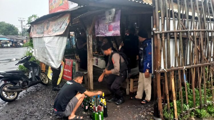 Geledah Warung Kelontongan, Polisi di Kota Tasikmalaya Temukan Bunker Miras