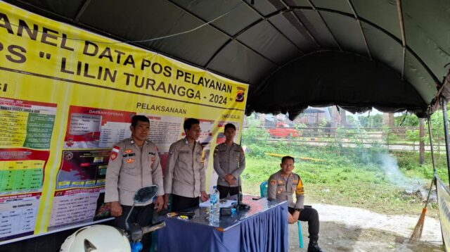 Anggota Polsek Katikutana Melaksanakan Pengamanan di Pos Pelayanan Natal dan Tahun Baru disimpang Pasunga