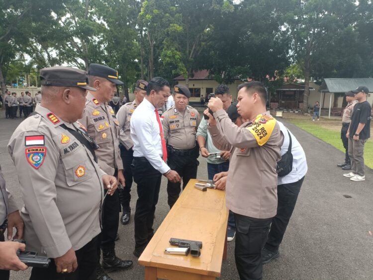 Jelang Nataru, Kapolres Mabar Cek Senpi Anggota Polres Mabar