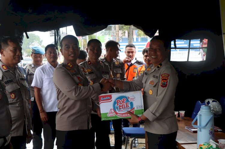Kapolres Sumba Barat Berikan Dukungan Makanan kepada Personel yang Melaksanakan Pengamanan di Pos Pam, Pos Yan, dan Pos Terpadu