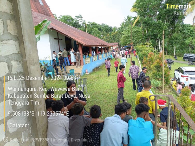 Beri Rasa Aman, Anggota Polsek Wewewa Barat Laksanakan Pengamanan Ibadah Natal di Gereja Paroki Kristus Raja Waimangura