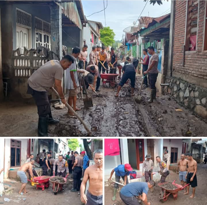 Kapolsek Rasbar Pimpin Gotong Royong Pembersihan Jalan dan Rumah Warga Korban Banjir