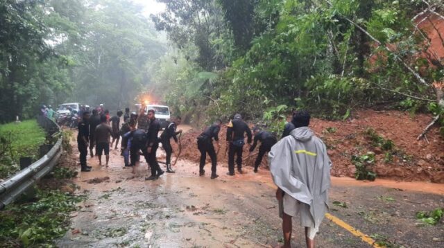 Polsek Umbu Ratu Nggay dan Brimob Evakuasi Longsor di Jalan Trans Sumba