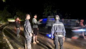 Polsek Umbu Ratu Nggay dan Brimob Sukses Buka Akses Jalan Trans Sumba Setelah 8 Jam Tertutup Longsor